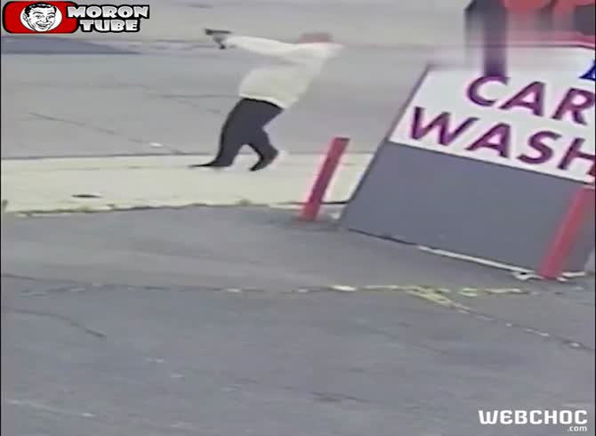 Video :A man shoots at moving automobiles at random